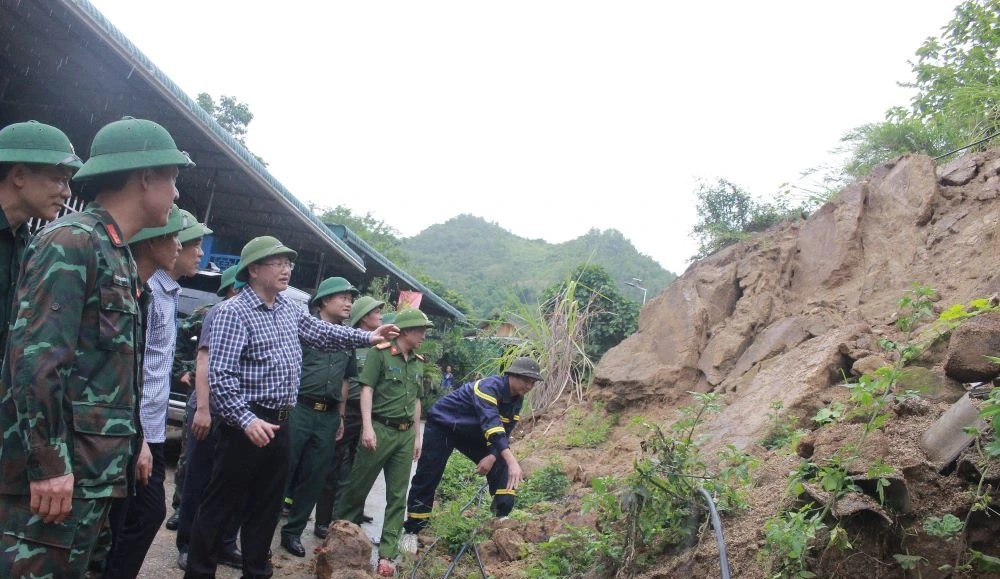 Ông Mai Xuân Liêm, Ủy viên Ban Thường vụ Tỉnh ủy, Phó Chủ tịch UBND tỉnh kiểm tra công tác ứng phó bão số 3 tại bản Chiên Pục, xã Mường Lát.