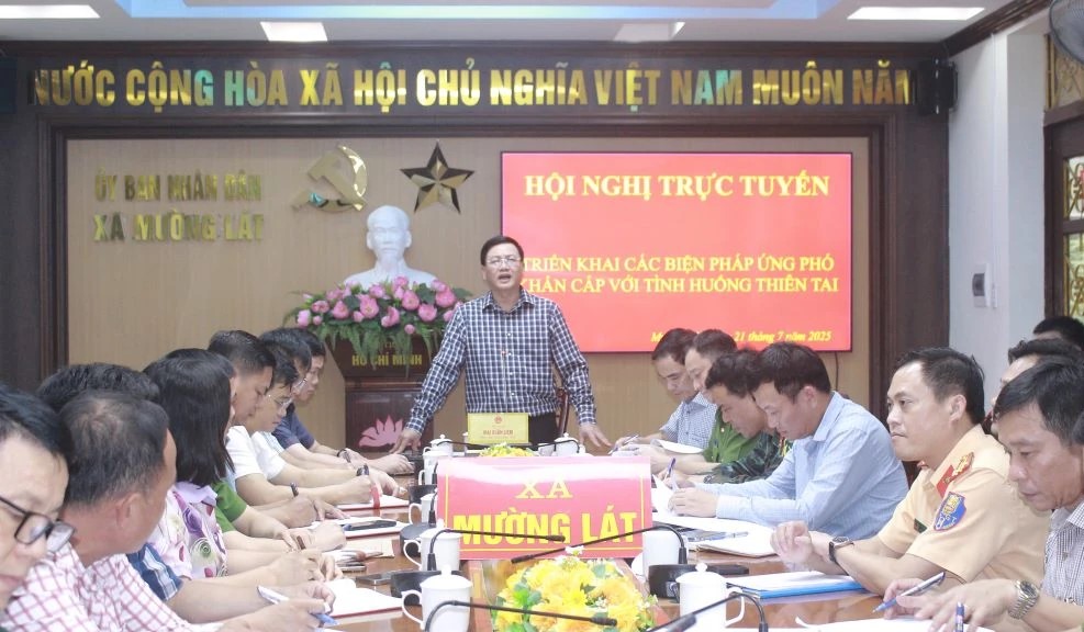 Mai Xuân Liêm, Ủy viên Ban Thường vụ Tỉnh ủy, Phó Chủ tịch UBND tỉnh chủ trì Hội nghị trực tuyến tại điểm cầu xã Mường Lát.