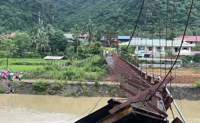 Cầu treo đứt cáp, một ô tô và một xe máy rơi xuống sông