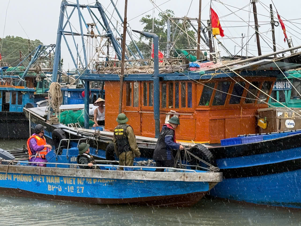 Chiến sĩ Đồn biên phòng cửa khẩu cảng Hòn Gai (Quảng Ninh) vận động ngư dân đưa tàu vào nơi tránh trú bão số 3 - Ảnh: VIỆT ANH