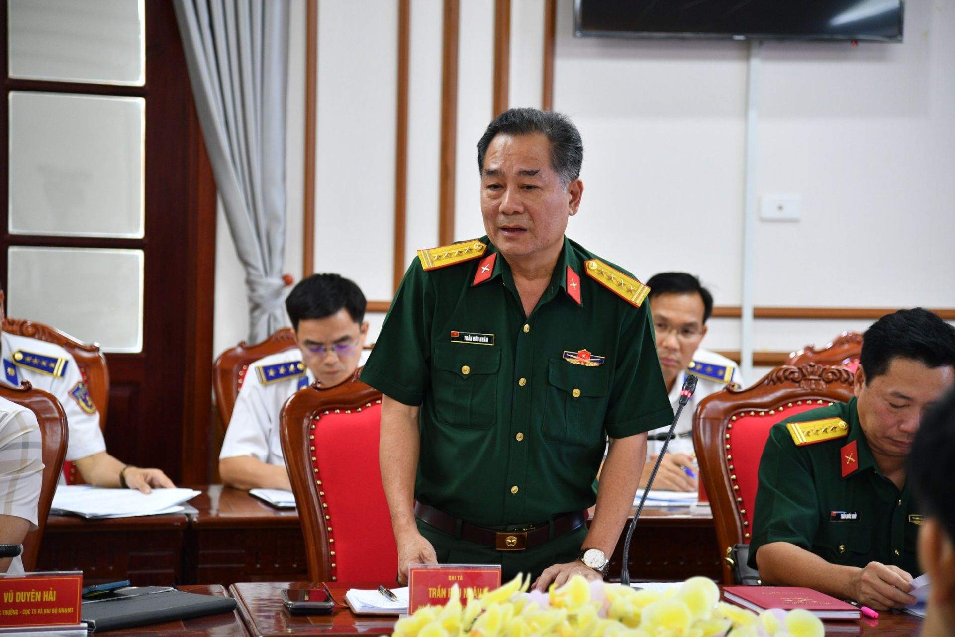 Đại tá Trần Hữu Nhân - Phó Tham mưu trưởng, Bộ Tư lệnh Quân khu 7 phát biểu tại Hội nghị Đại tá Trần Hữu Nhân - Phó Tham mưu trưởng, Bộ Tư lệnh Quân khu 7 phát biểu tại Hội nghị