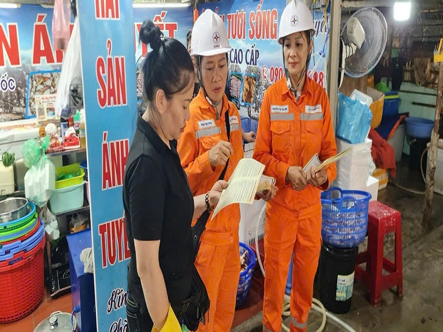 Công nhân Đội Quản lý điện lực khu vực Hạ Long tuyên truyền sử dụng điện an toàn Công nhân Đội Quản lý điện lực khu vực Hạ Long tuyên truyền sử dụng điện an toàn