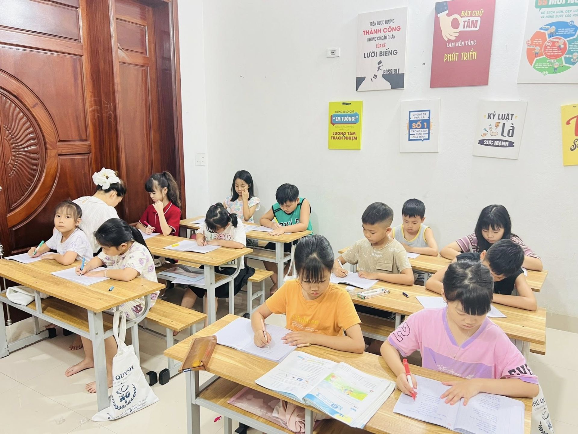 Lớp học luyện chữ đẹp cho học sinh tại trung tâm luyện chữ Như Quỳnh, phường Hạc Thành, tỉnh Thanh Hóa