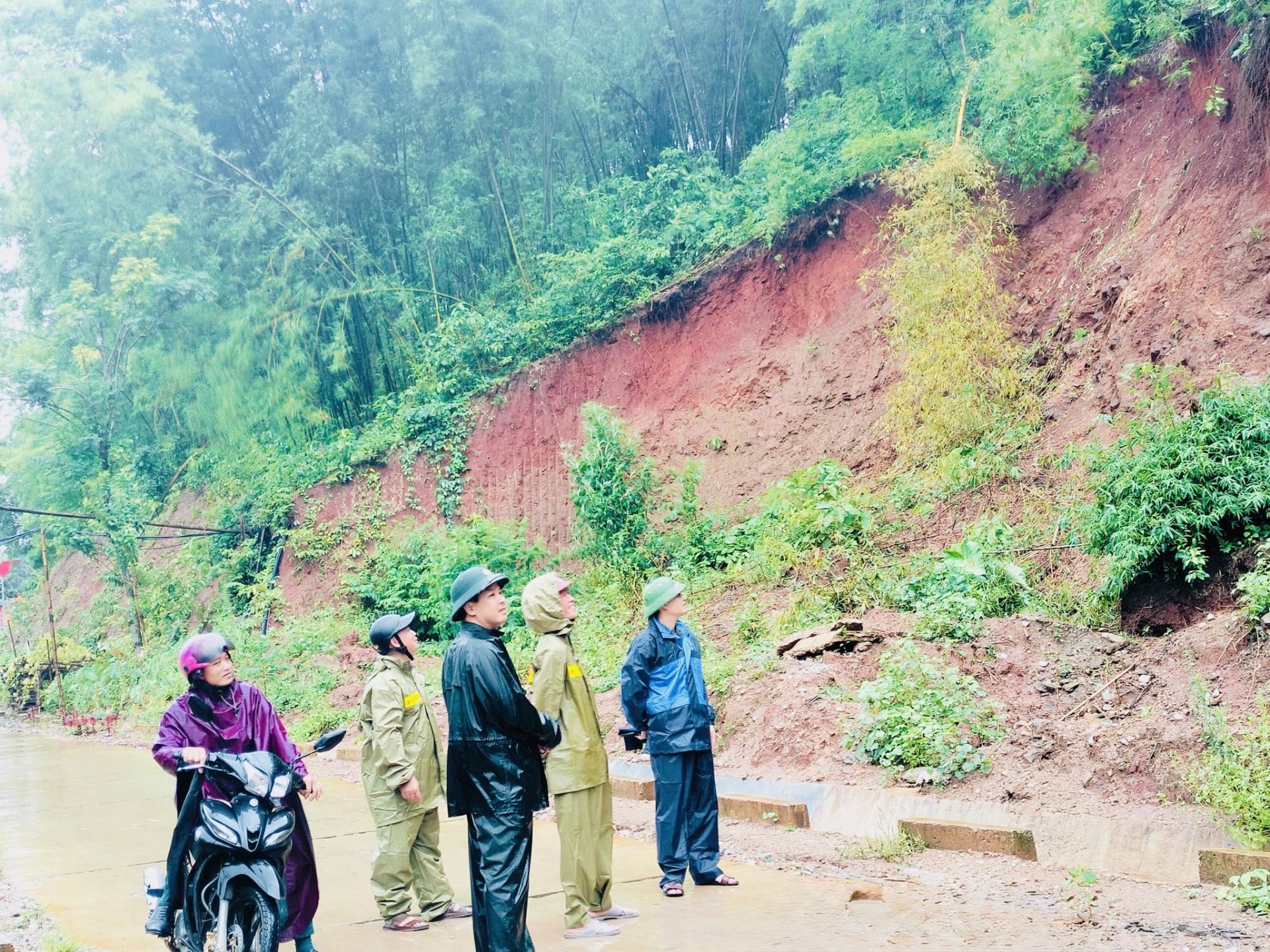 Một kiểm tra các điểm có nguy cơ sạt lở trên địa bàn khu 3