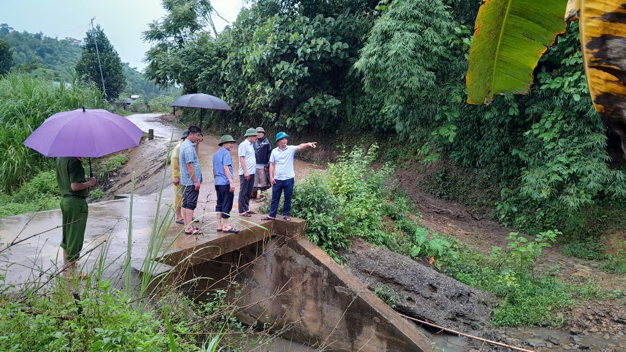 Ban Chỉ huy Phòng chống thiên tai, tìm kiếm cứu nạn và phòng thủ dân sự xã Nguyệt Ấn ( Ban ), do đồng chí Phạm Anh Tuấn, Phó Bí thư Đảng ủy, Chủ tịch UBND xã, Trưởng Ban làm trưởng đoàn đã kiểm tra các điểm tiềm ẩn nhiều nguy cơ sạt lở, lũ ống, lũ quét trên địa bàn xã.