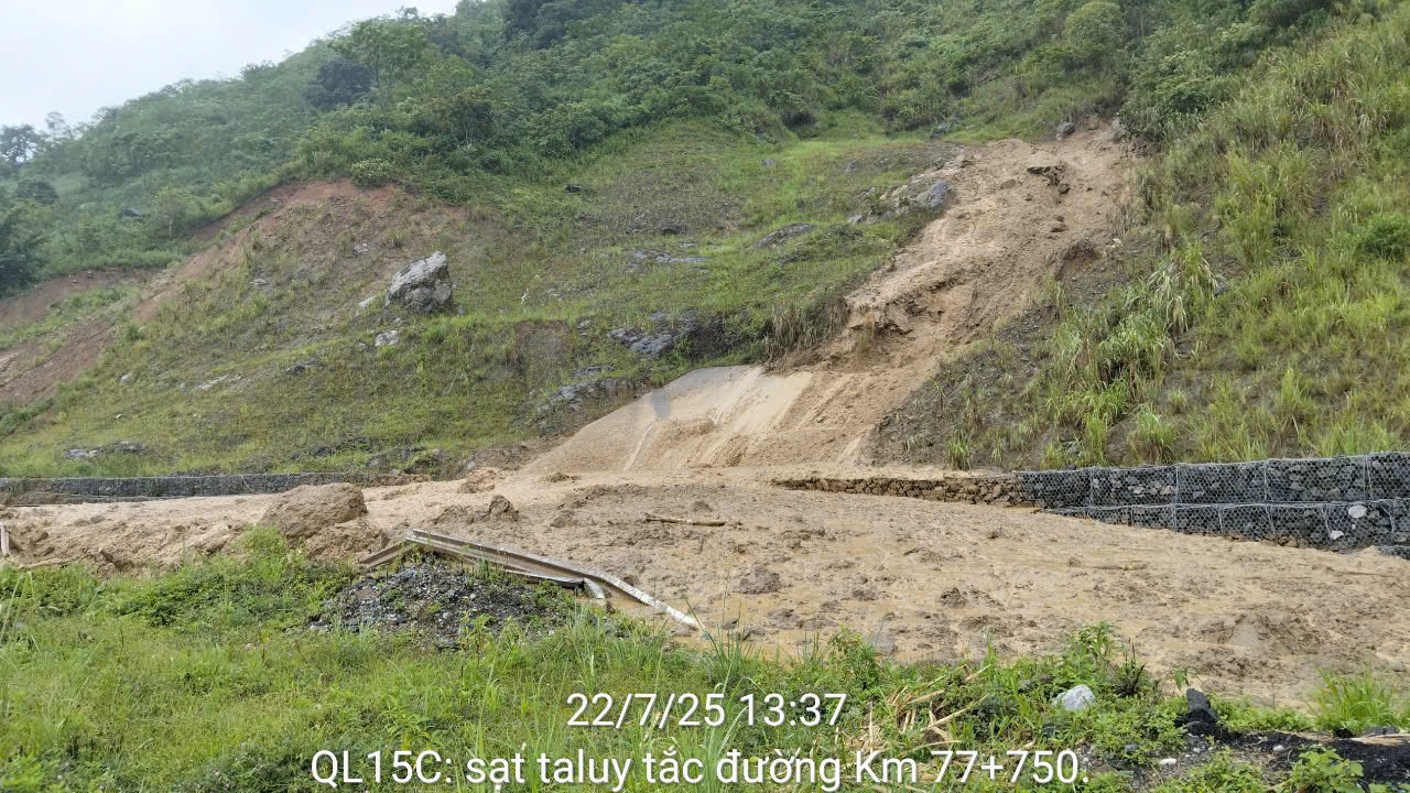 SẠT LỞ TRÊN TUYẾN QUỐC LỘ 15C ĐI XÃ MƯỜNG LÁT, THANH HOÁ!!!