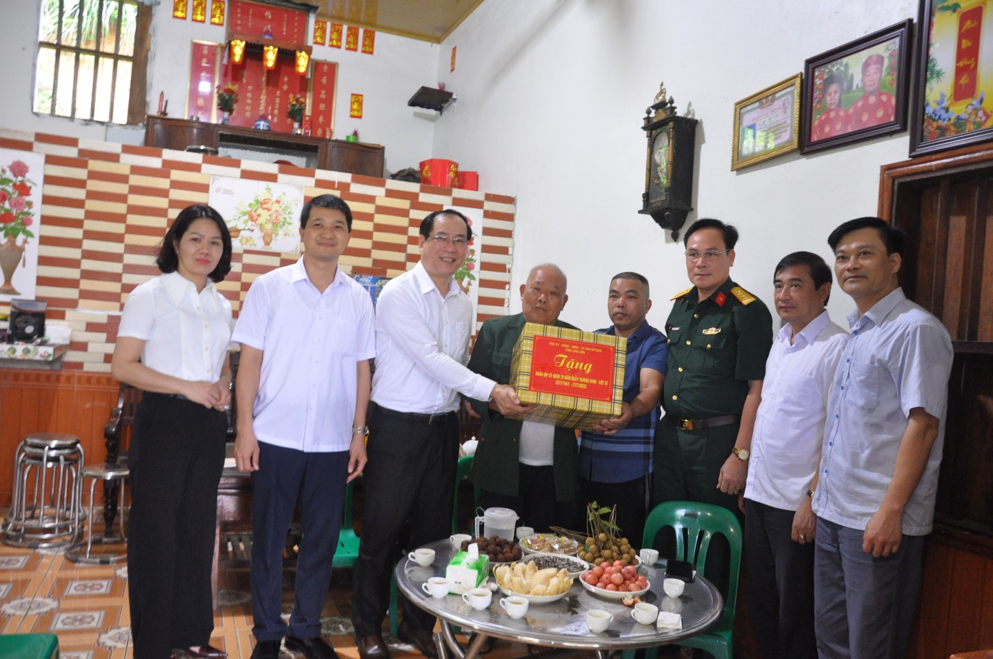 Phó Chủ tịch Thường trực UBND tỉnh Lạng Sơn Dương Xuân Huyên cùng đoàn công tác thăm, tặng quà ông Hướng Viết Tranh, xã Đồng Đăng, tỉnh Lạng Sơn