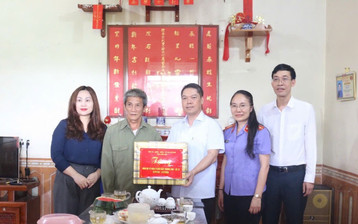 Phó Chủ tịch UBND tỉnh Lạng Sơn Đoàn Thanh Sơn cùng đoàn công tác tặng quà thương binh Hoàng Văn Chèo, xã Chiến Thắng, tỉnh Lạng Sơn