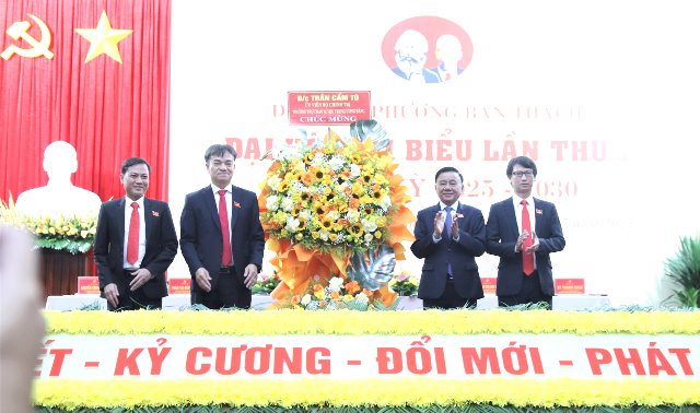 Thường trực Ban Bí thư Trần Cẩm Tú (thứ 2, bên phải sang) tặng hoa chúc mừng đại hội.