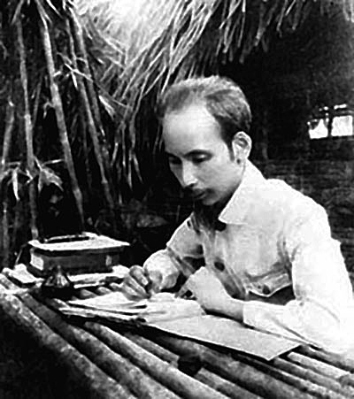 Bác Hồ làm việc tại Pác Bó (Cao Bằng) sau hành trình 30 năm đi tìm đường cứu nước (ảnh tư liệu).