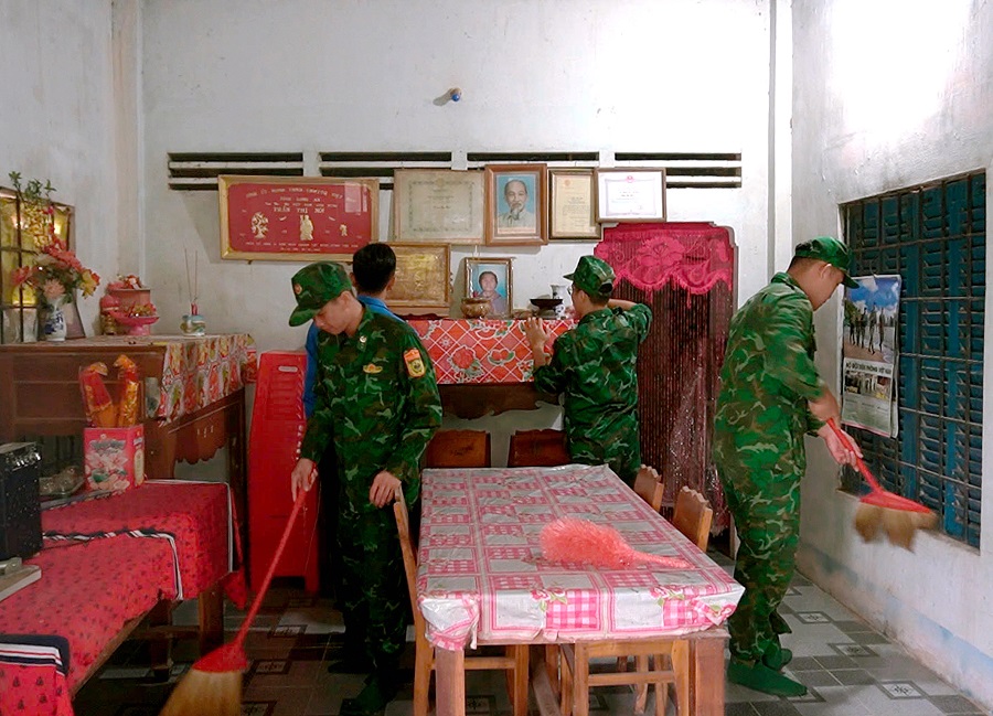 Cán bộ, chiến sĩ Đồn BPCK Mỹ Quý Tây dọn dẹp nhà cửa, bố trí, sửa sang gian thờ cúng, thắp nén nhang tri ân tưởng nhớ đến Mẹ Việt Nam Anh hùng Trần Thị Nói (xã Mỹ Quý, tỉnh Tây Ninh) Cán bộ, chiến sĩ Đồn BPCK Mỹ Quý Tây dọn dẹp nhà cửa, bố trí, sửa sang gian thờ cúng, thắp nén nhang tri ân tưởng nhớ đến Mẹ Việt Nam Anh hùng Trần Thị Nói (xã Mỹ Quý, tỉnh Tây Ninh)