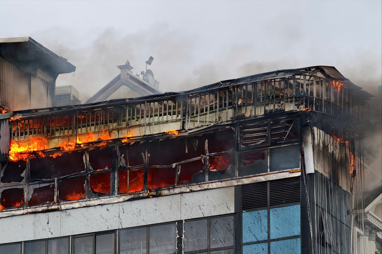 Hà Nội: Một ngôi nhà trên đường Giải Phóng bốc cháy