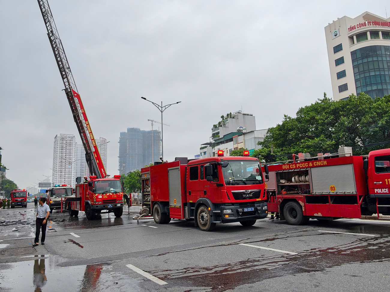 Lực lượng phóng cháy có mặt ngày khi nhận được tin báo