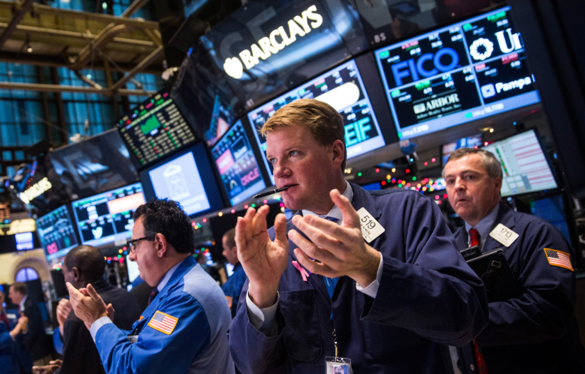 S&P 500 vượt ngưỡng 6,300 điểm, Nasdaq Composite lên 20,974.17 điểm - mức cao kỷ lục mới