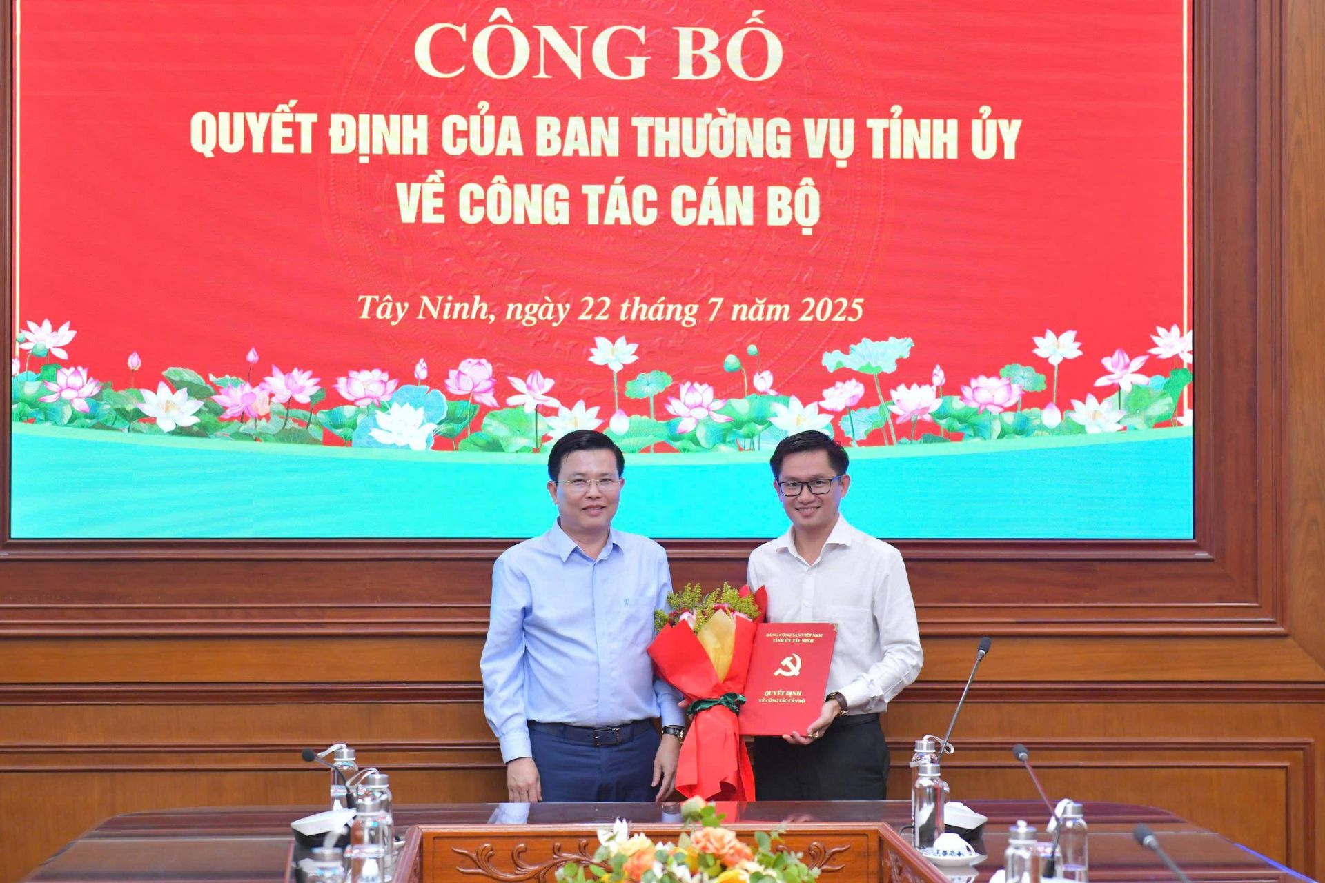 Phó Bí thư Tỉnh ủy, Chủ tịch Uỷ ban MTTQVN tỉnh trao Quyết định cho ông Bùi Văn Hận Phó Bí thư Tỉnh ủy, Chủ tịch Uỷ ban MTTQVN tỉnh trao Quyết định cho ông Bùi Văn Hận