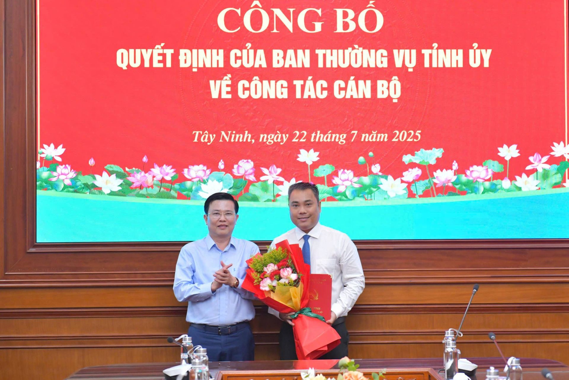 Phó Bí thư Tỉnh ủy, Chủ tịch Uỷ ban MTTQVN tỉnh trao Quyết định cho ông Nguyễn Hoài Thân Phó Bí thư Tỉnh ủy, Chủ tịch Uỷ ban MTTQVN tỉnh trao Quyết định cho ông Nguyễn Hoài Thân
