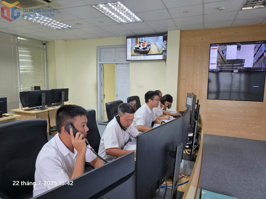 Điều độ viên Công ty Điện lực Quảng Ninh đang điều hành, xử lý sự cố lưới điện trên địa bàn tỉnh do ảnh hưởng của cơn bão số 3.