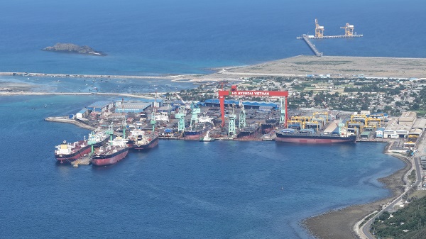 Nhà máy đóng tàu HD Hyundai Việt Nam tại Khu kinh tế Vân Phong (Nam vịnh Vân Phong) tỉnh Khanh Hòa