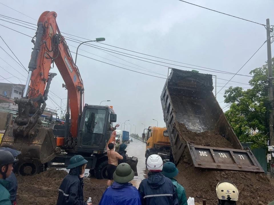 Chính quyền địa phương đã huy động hơn 200 người và phương tiện tại chỗ dùng bao cát và cát ngăn không cho nước tràn qua đường dẫn