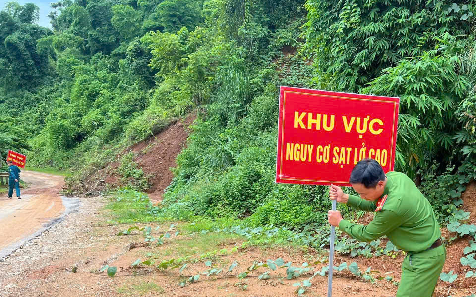 Công an xã Mường Chanh phân công lực lượng cắm biển cảnh báo, có mặt tại điểm nguy hiểm để cảnh báo, nhắc nhở, không cho người dân qua lại tại các khu vực nguy hiểm