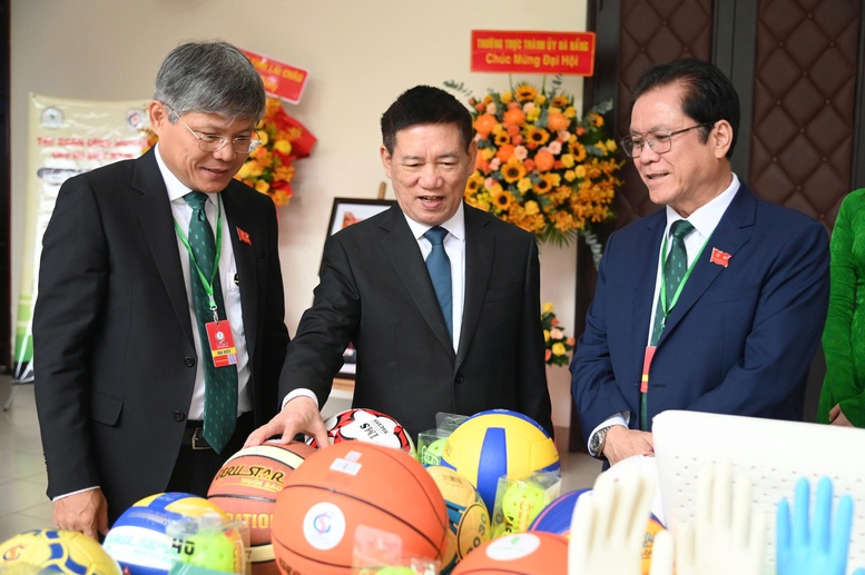 Phó Thủ tướng tham quan trưng bày các sản phẩm của Tập đoàn - Ảnh: VGP/Trần Mạnh