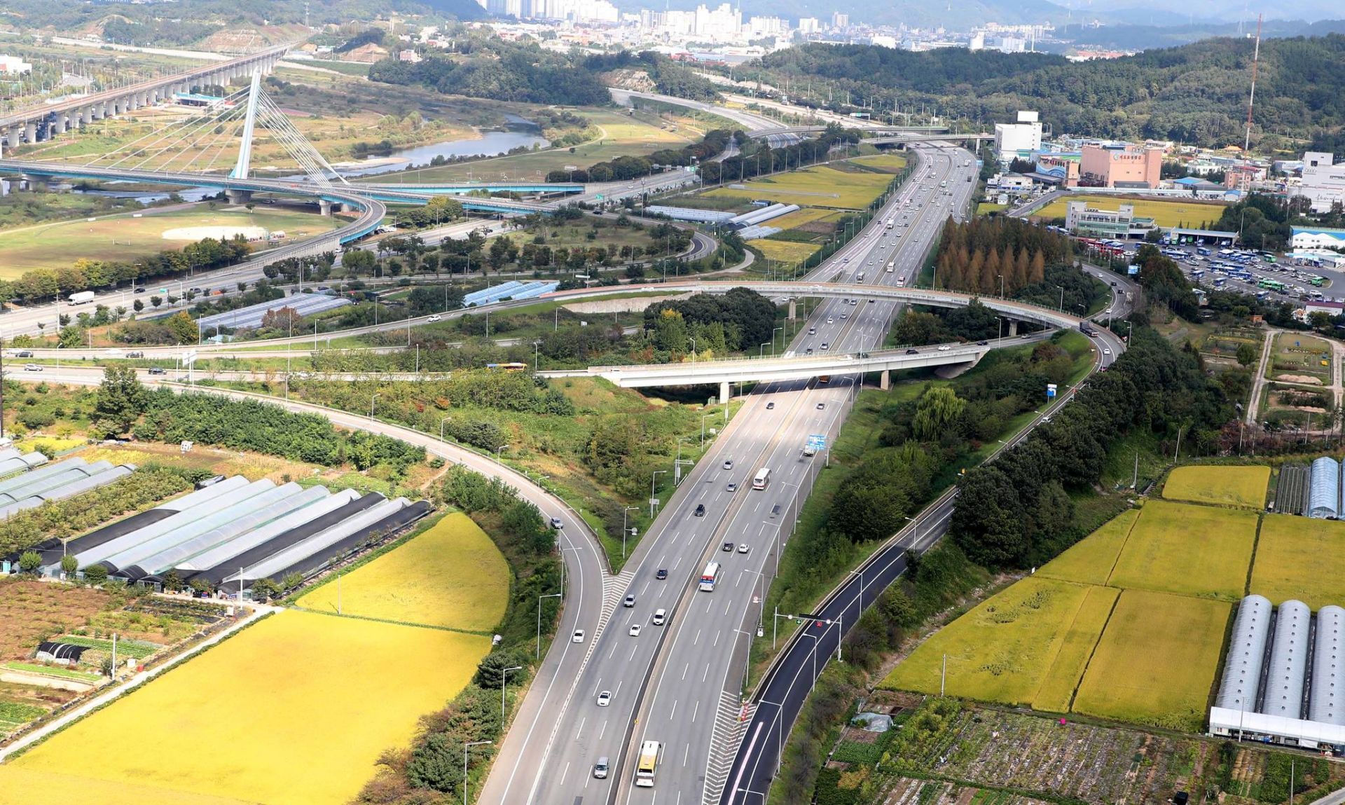 Hiện tại, đường cao tốc Gyeongbu vẫn được nhắc đến như biểu tượng cho tinh thần vượt khó, tự cường và niềm tự hào xứ kim chi (Ảnh: Internet) Hiện tại, đường cao tốc Gyeongbu vẫn được nhắc đến như biểu tượng cho tinh thần vượt khó, tự cường và niềm tự hào xứ kim chi (Ảnh: Internet)