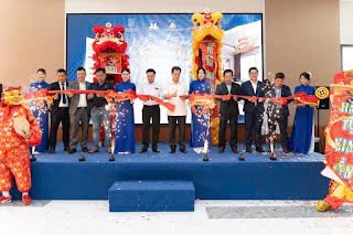 Ông Nguyễn văn Đính - chủ tịch Hội Môi giới BĐS Việt Nam, cùng với Đại diện chủ đầu tư, Đơn vị hợp tác đầu tư, Đơn vị triển khai dự án, Đơn vị phân phối chính thức cắt băng khai trương nhà mẫu căn hộ Symlife.