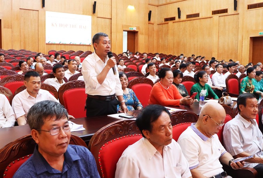 Các đại biểu tiến hành chất vấn tại Kỳ họp