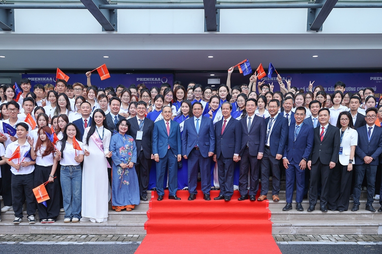 Thủ tướng Phạm Minh Chính với lãnh đạo và sinh viên Đại học Phenikaa - Ảnh: VGP/Nhật Bắc