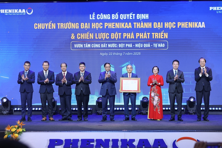 Thủ tướng Phạm Minh Chính trao quyết định về việc chuyển Trường Đại học Phenikaa thành Đại học Phenikaa - Ảnh: VGP/Nhật Bắc