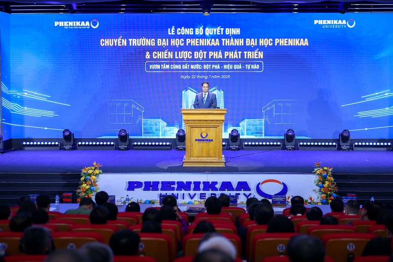 Thủ tướng cũng mong Đại học Phenikaa và các đại học nói chung coi trọng hơn nữa việc giáo dục, trang bị kiến thức về văn hóa Việt Nam - Ảnh: VGP/Nhật Bắc