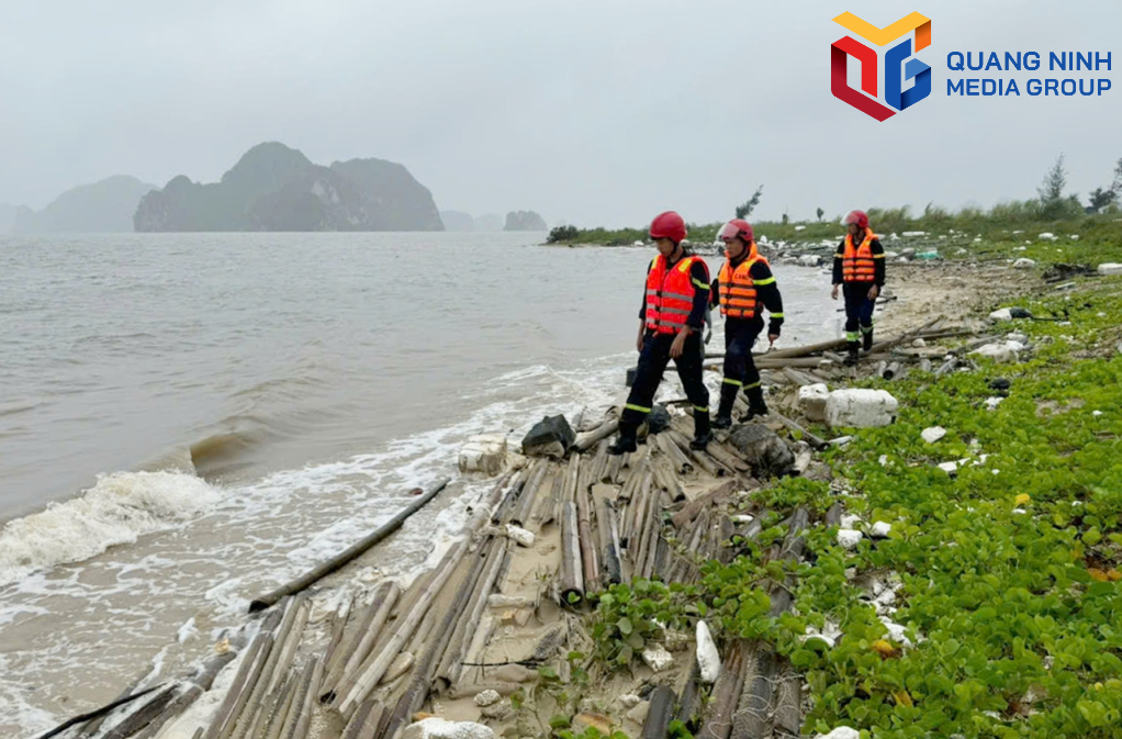 Bên cạnh tìm kiếm trên biển, Cảnh sát PCCC&CNCH cũng tìm kiếm tại khu vực ven bờ phường Tuần Châu.