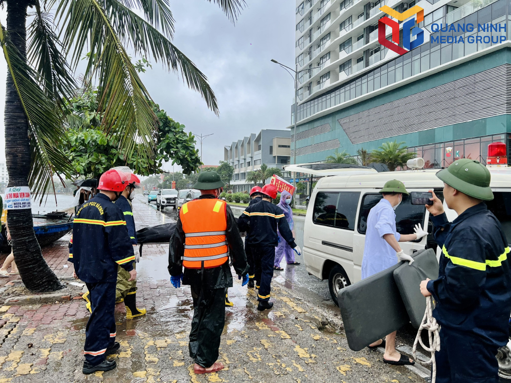 Thi thể nạn nhân được chuyển đến bệnh viện Bãi Cháy.