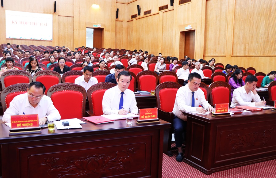 Bí thư Đảng ủy phường Từ Sơn Đỗ Tuấn Sơn (thứ 2 từ trái qua) cùng các đại biểu tham dự Kỳ họp.