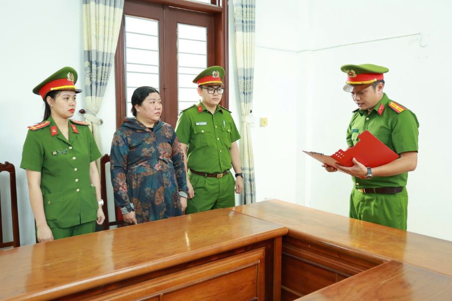 Bắt tạm giam đối tượng lừa đảo chiếm đoạt hơn 1 tỷ đồng để đánh bạc online