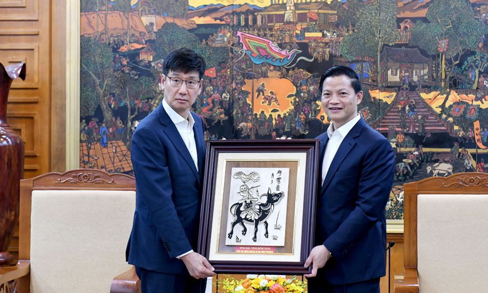 Đồng chí Vương Quốc Tuấn tặng ông Na Ki Hong sản phẩm làng nghề của tỉnh Bắc Ninh.