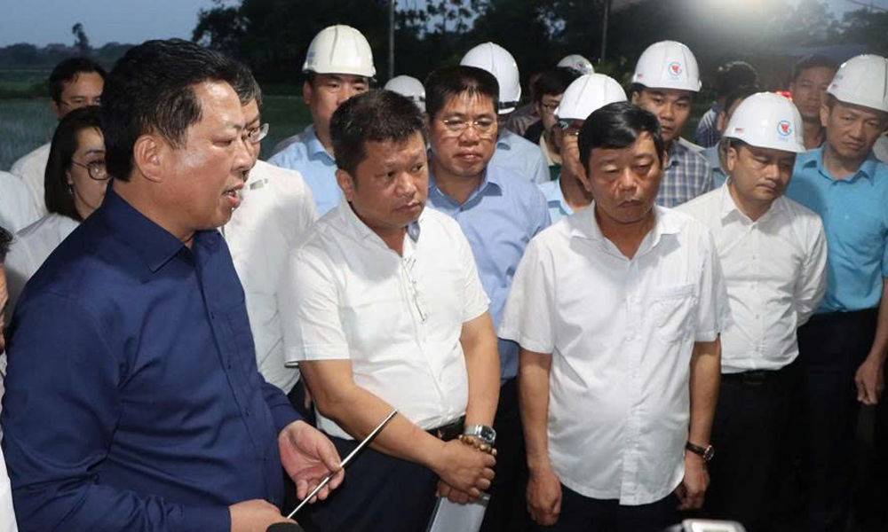 Đồng chí Trần Hồng Minh (ngoài cùng bên trái) trao đổi các giải pháp đẩy nhanh tiến độ dự án.