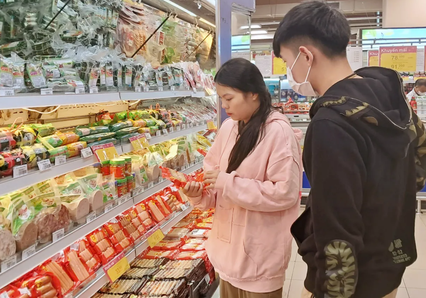 Người tiêu dùng mua sắm tại siêu thị Co.op Mart Hà Đông (Hà Nội). Ảnh: Hoài Nam