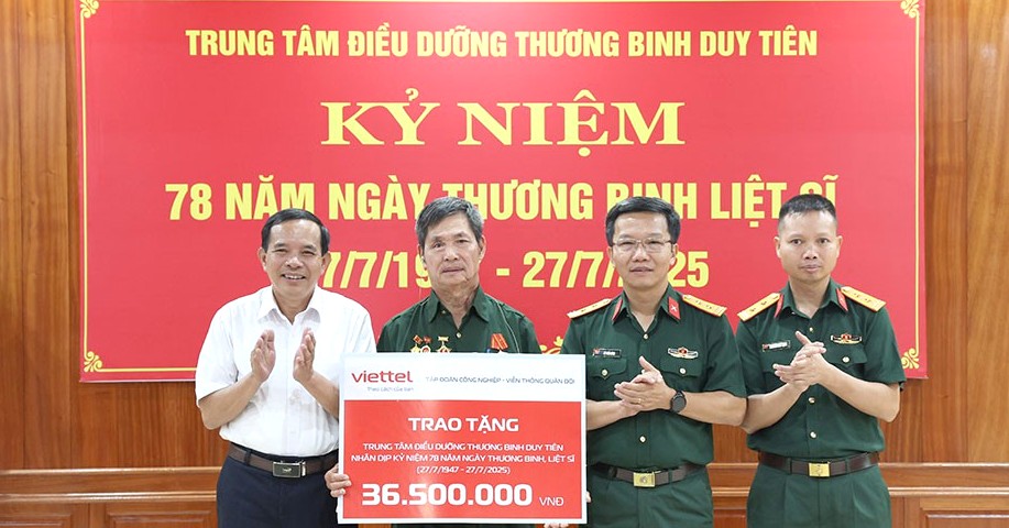 Lãnh đạo Chi nhánh Viettel Ninh Bình trao tặng biển biểu trưng hỗ trợ quà cho các thương binh đang điều dưỡng tại Trung tâm Điều dưỡng thương binh Duy Tiên.