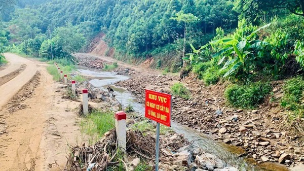 Cắm biển cảnh báo tại những nơi có nguy cơ sạt lở đất, lũ quét. Ảnh: TL Cắm biển cảnh báo tại những nơi có nguy cơ sạt lở đất, lũ quét. Ảnh: TL