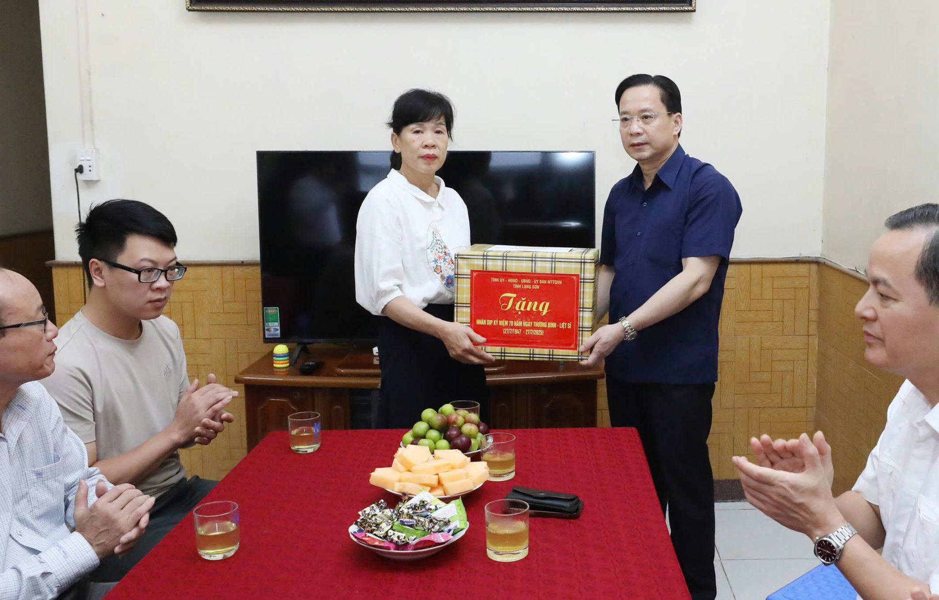 Bí thư Tỉnh ủy Lạng Sơn thăm, tặng quà gia đình chính sách, người có công