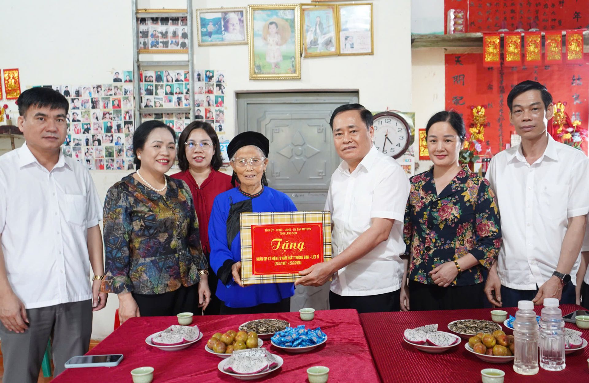 Lãnh đạo tỉnh Lạng Sơn thăm, tặng quà các gia đình chính sách, người có công nhân dịp 27/7