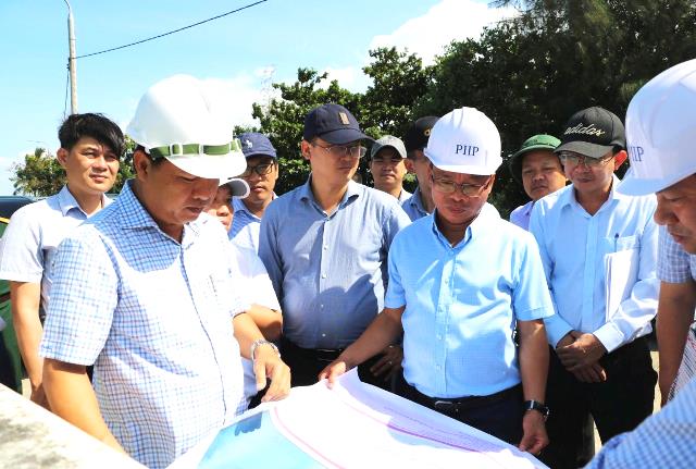 Chủ tịch UBND TP. Đà Nẵng Lương Nguyễn Minh Triết thị sát các vị trí thuộc Khu Thương mại tự do Đà Nẵng. Chủ tịch UBND TP. Đà Nẵng Lương Nguyễn Minh Triết thị sát các vị trí thuộc Khu Thương mại tự do Đà Nẵng.