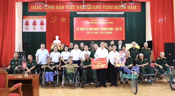 đoàn Lãnh đạo Công ty đã trao tặng Trung tâm điều dưỡng Người có công tỉnh Phú Thọ đoàn Lãnh đạo Công ty đã trao tặng Trung tâm điều dưỡng Người có công tỉnh Phú Thọ