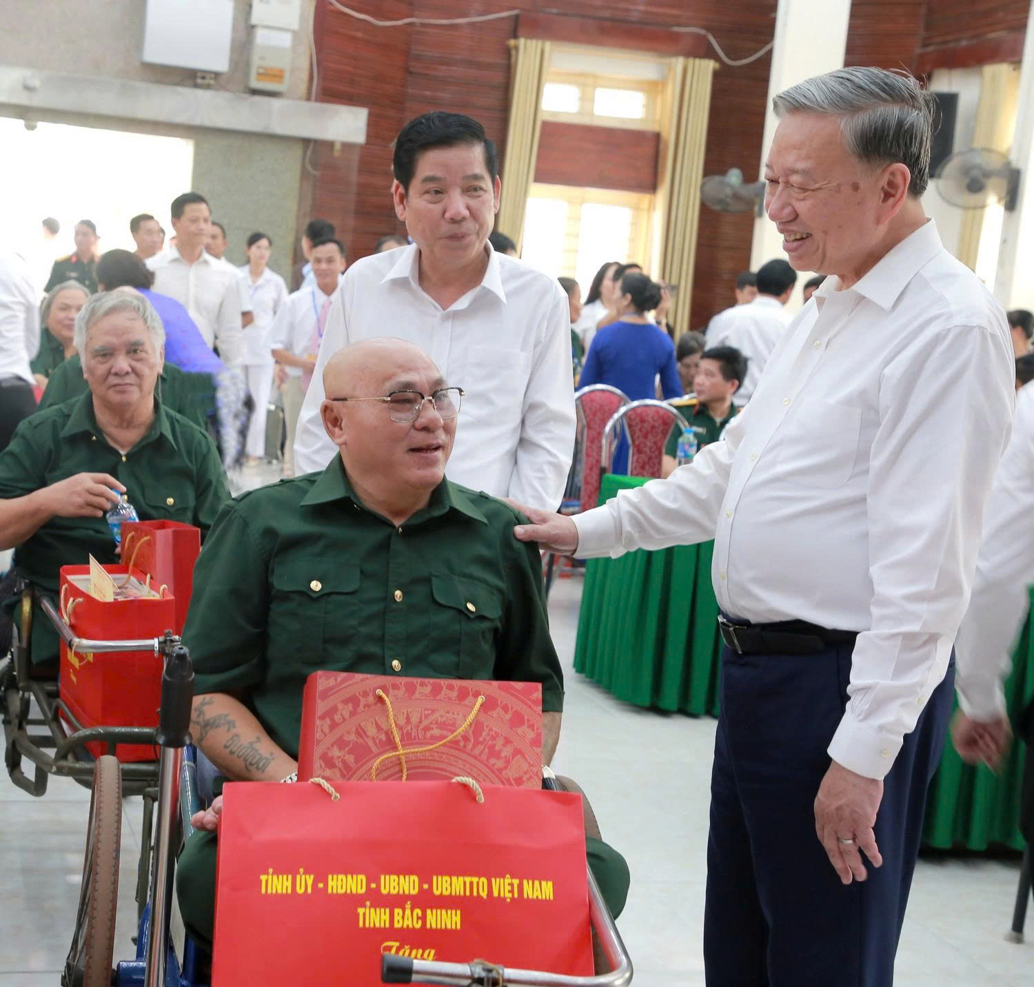 Tổng Bí thư Tô Lâm ân cần thăm hỏi và tặng quà các đồng chí thương binh, bệnh binh Tổng Bí thư Tô Lâm ân cần thăm hỏi và tặng quà các đồng chí thương binh, bệnh binh