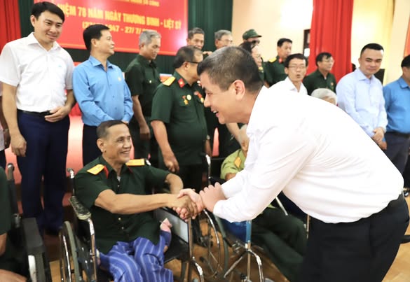 Tổng Giám đốc Phạm Thanh Tùng làm Trưởng đoàn đã đến thăm, tặng quà các thương, bệnh binh đang điều trị tại Trung tâm Điều dưỡng Người có công tỉnh Phú Thọ Tổng Giám đốc Phạm Thanh Tùng làm Trưởng đoàn đã đến thăm, tặng quà các thương, bệnh binh đang điều trị tại Trung tâm Điều dưỡng Người có công tỉnh Phú Thọ