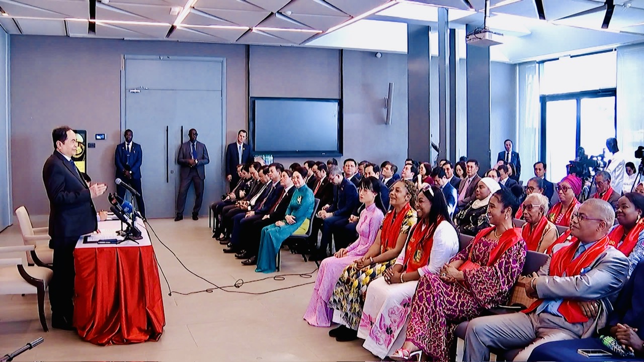 Chủ tịch Quốc hội Trần Thanh Mẫn gặp cộng đồng người Việt Nam tại Senegal