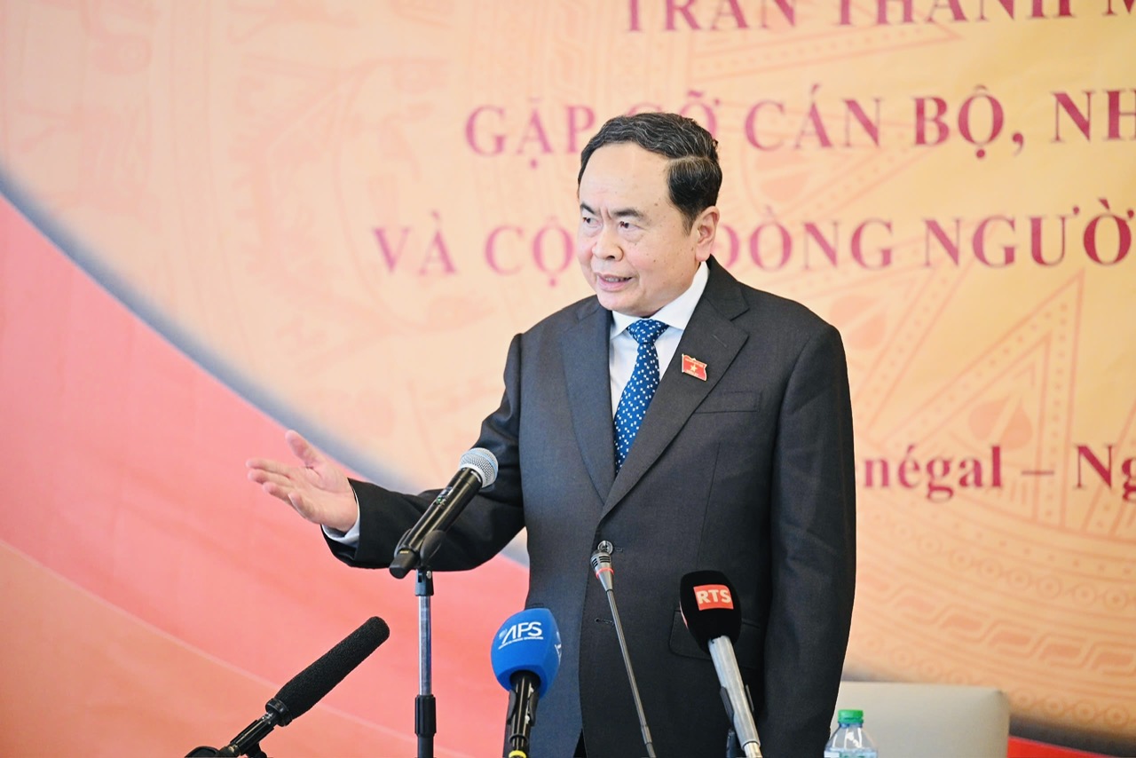 Chủ tịch Quốc hội nhấn mạnh, cộng đồng người Việt Nam tại Senegal, dù còn nhỏ bé, nhưng luôn là niềm tự hào của dân tộc và là cầu nối quan trọng trong việc thúc đẩy tình hữu nghị, hợp tác giữa Việt Nam và Senegal