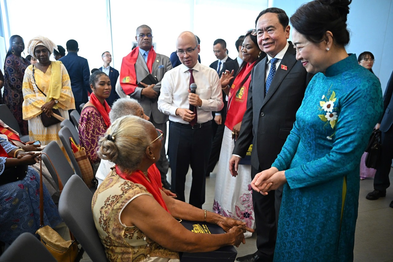 Chủ tịch Quốc hội và Phu nhân trò chuyện cùng người Việt tại Senegal