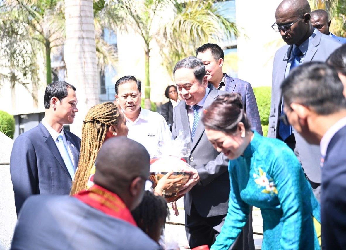 Chủ tịch Quốc hội và Phu nhân nhận quà chào mừng từ Cộng đồng người Việt Nam tại Senegal theo phong tục truyền thống của Senegal